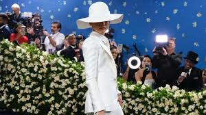 Zendaya Tampil Memukau dengan Gaun Valentino di Met Gala 2025